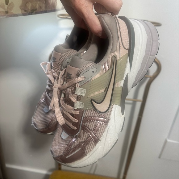Nike Women's V2K Run Sneakers in Rose Gold and Beige- EUC - Picture 4 of 9
